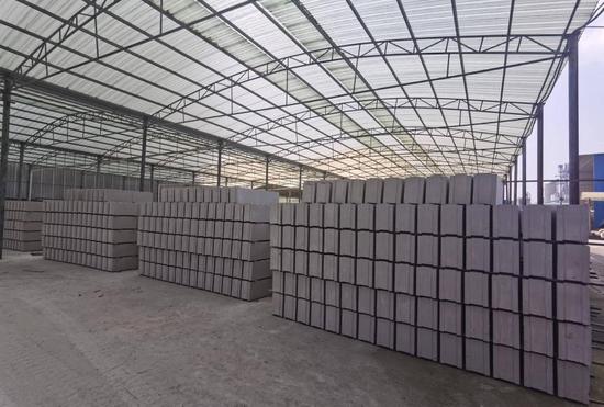 普定栋泰辉建材有限公司利用电厂产生的脱硫石膏固体废料进行处理，通过热力蒸汽脱水、煅烧、球磨后，生产建筑领域广泛使用的石膏砌块。